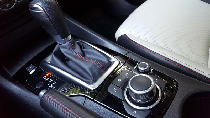 Center-mounted volume knob is a nice touch.